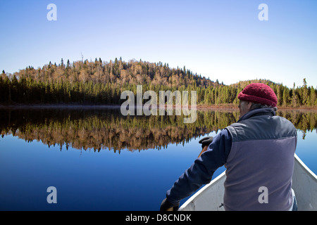 Rudern auf einem ruhigen See wilde Mann Stockfoto