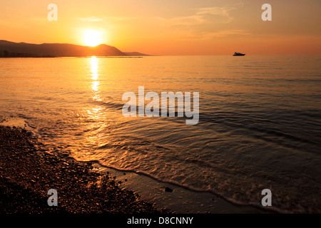 Goldener Sonnenuntergang über den Hügeln von Akamas-Halbinsel von Latchi Beach, Bereich Paphos, Zypern Stockfoto