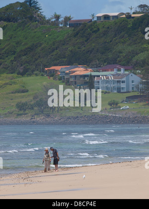 Paar am Strand Lennox Head, New South Wales Australien Stockfoto