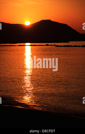 Goldener Sonnenuntergang über den Hügeln von Akamas-Halbinsel von Latchi Beach, Bereich Paphos, Zypern Stockfoto