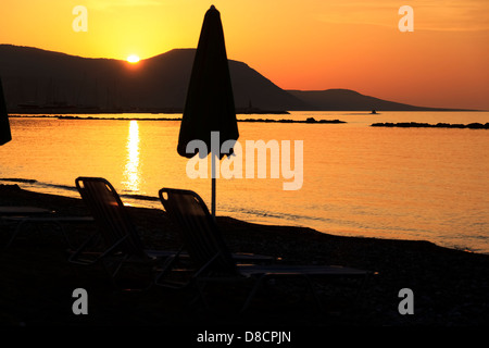 Goldener Sonnenuntergang über den Hügeln von Akamas-Halbinsel von Latchi Beach, Bereich Paphos, Zypern Stockfoto