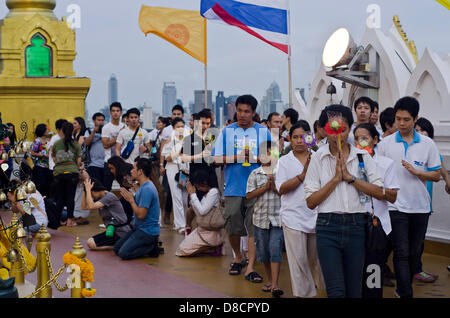 Wat Sakhet, Bangkok, Thailand. 24. Mai 2013. Thai Anhänger feiern die jährliche buddhistische Visakha Puja am Wat Saket in Bangkok. Zum Zeitpunkt des Vollmonds Mai hielt, ist dies der wichtigste Tag im buddhistischen Kalender, feiern die Geburt, Erleuchtung und Tod von Buddha.Bangkok, Wat Sakhet am 24. Mai. Kredit: Pawel Bienkowski /Alamy Live-Nachrichten Stockfoto