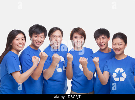 Gruppe von Menschen mit erhobenen Fäusten, Studio gedreht Stockfoto