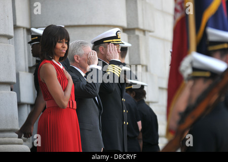 UNS steht First Lady Michelle Obama mit Secretary Of The Navy Ray Mabus bei einem Besuch in die US Naval Academy 17. April 2013 in Annapolis, Maryland. Stockfoto