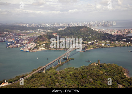 Luftaufnahme der Brücke der Amerikas am Pazifik Eingang des Panama-Kanals mit Panama-Stadt im Hintergrund, Panama Stockfoto