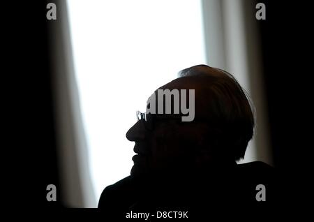 Politiker Egon Bahr (SPD) spricht bei einer Veranstaltung über Berliner Locations des Aufstands von 1953 in der DDR vor 60 Jahren in Berlin, Deutschland, 24. Mai 2013. Foto: Britta Pedersen Stockfoto