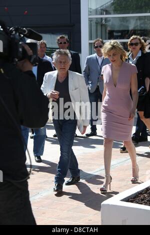 Cannes, Frankreich. 25. Mai 2013. Regisseur Roman Polanski und seine Frau, Schauspielerin Emanuelle Seigner an die Foto-Shooting der "Venus im Pelz" während der der 66. Internationalen Filmfestspiele von Cannes im Palais des Festivals in Cannes, Frankreich, am 25. Mai 2013. Foto: Hubert Boesl/DPA/Alamy Live-Nachrichten Stockfoto