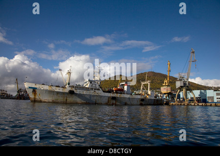 Petropawlowsk - Kamtschatski Hafen in Avachinskaya Bay, Russland. Stockfoto