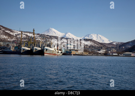 Petropawlowsk - Kamtschatski Hafen in Avachinskaya Bay mit Vulkanen im Hintergrund, Russland Stockfoto