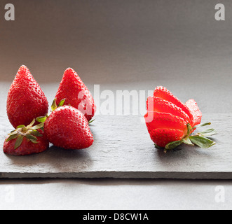 Erdbeeren auf einem grauen Hintergrund gesetzt. Stockfoto