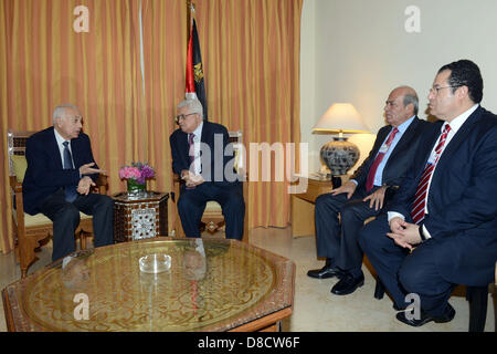 25. Mai 2013 - Totes Meer, Totes Meer, Jordanien - Palästinenserpräsident Mahmoud Abbas (Abu Mazen) trifft sich mit Generalsekretär der arabischen Liga Nabil Elaraby im Toten Meer in Jordanien am 25. Mai 2012 (Credit-Bild: © Thaer Ganaim/APA Images/ZUMAPRESS.com) Stockfoto