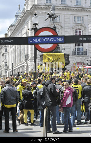 London, UK, 25. Mai 2013. Vor dem Spiel Spaß als Borussia Dortmund Fans genießen Sie ein Bier oder zwei, bevor ihre Mannschaft spielt Bayern München im Wembley-Stadion für die alle Deutschland Champion League Cup-Finale. Stockfoto