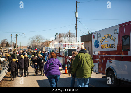 Amish an der jährlichen Frühlings-Schlamm-Verkauf und Versteigerung in Gordonville, PA, die Vorteile die lokalen Feuer Unternehmen. Stockfoto