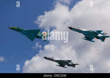 Armee-Kampfjets in Bildung auf blauen Himmelshintergrund Stockfoto