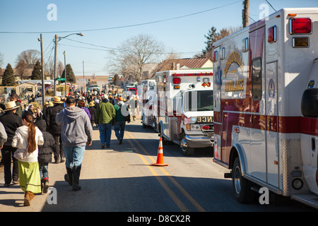 Amish an der jährlichen Frühlings-Schlamm-Verkauf und Versteigerung in Gordonville, PA, die Vorteile die lokalen Feuer Unternehmen. Stockfoto