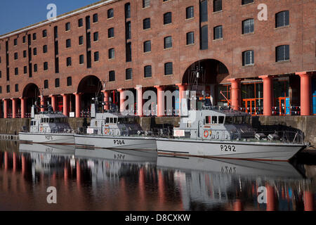 Schiffe der Royal Navy in Albert Dock Liverpool, Großbritannien, 24. Mai 2013. Am 70. Jahrestag der Atlantikschlacht (BOA 70), Gedenkfeier und Veranstaltungen rund um Liverpool, die alle Patrouillen- und Ausbildungsschiffe der britischen Royal Navy der Archer- und "HMS Purser" (P273) und "HMS Archer", die bei der Faslane Patrol Boat Squadron (FPBS) in HMNB Clyde beheimatet sind. Die Atlantikschlacht war die längste kontinuierliche militärische Kampagne im zweiten Weltkrieg auf ihrer Höhe von Mitte 1940 bis Ende 1943. Stockfoto