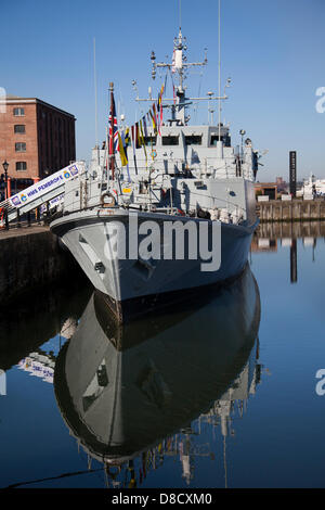 HMS Pembroke (M107) ist eine Minenjägerin der Sandown-Klasse der Royal Navy beim 70th. Jahrestag der Schlacht am Atlantik (BOA 70) Liverpool, Großbritannien, 25th. Mai 2013. Gedenkfeiern und Veranstaltungen rund um Liverpool. Die Schlacht am Atlantik war die längste kontinuierliche militärische Kampagne im Weltkrieg 2, auf ihrem Höhepunkt von Mitte 1940 bis Ende 1943. Stockfoto