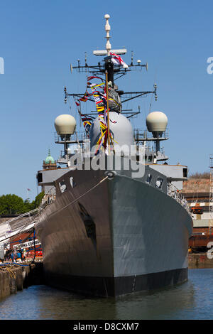 "Festung des Meeres", angedockt am 25. Mai 2013 in Liverpool, Großbritannien. "Festung des Meeres", "HMS Edinburgh", anlässlich des 70. Jahrestags der Schlacht am Atlantik (BOA 70), Gedenkfeier und Veranstaltungen rund um Liverpool. Die Atlantikschlacht war die längste kontinuierliche militärische Kampagne im zweiten Weltkrieg auf ihrer Höhe von Mitte 1940 bis Ende 1943. Stockfoto