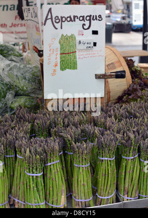 Frischer Spargel zum Verkauf an einen Biomarkt in Union Square Park in Manhattan, New York City Stockfoto