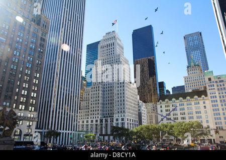 Große Himmel Scrapper Szene amerikanische große Apfelvögel fliegen in New York USA Stockfoto