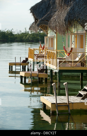 Reet gedeckte Bungalows auf Stelzen in die Lagune bei Doppelpunkt-Insel Stockfoto