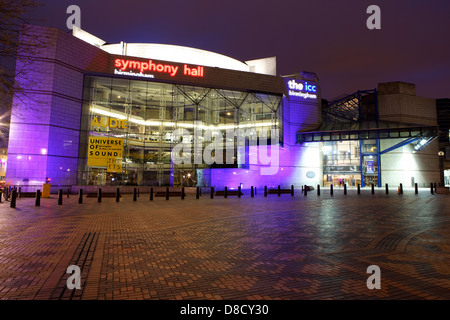 Symphony Hall & genommen in Centenary Square im Stadtzentrum von Birmingham in der Nacht mit Lichtern auf ICC-Birmingham Stockfoto