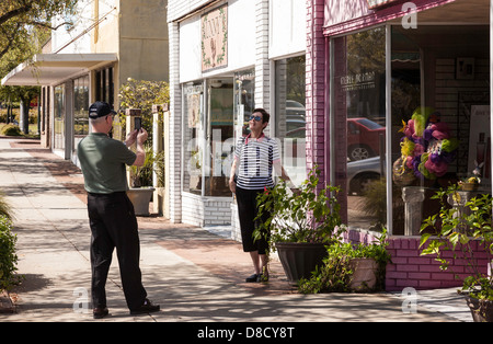 Paar Verkaufsoffener Front Street, historisches Viertel Georgetown, SC Stockfoto