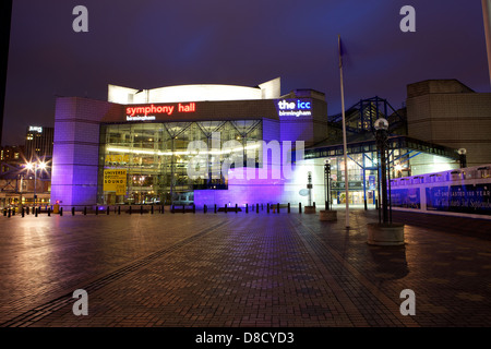 Symphony Hall & genommen in Centenary Square im Stadtzentrum von Birmingham in der Nacht mit Lichtern auf ICC-Birmingham Stockfoto