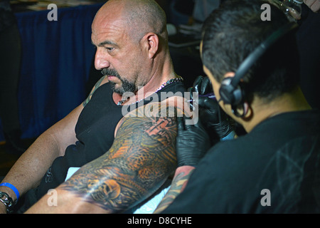 Mann immer eine große Arm Tattoo auf der New York Tattoo Convention in Manhattan im Roseland Ballroom Stockfoto