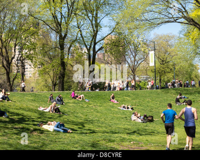 Menschen, die genießen Central Park im Frühling, NYC Stockfoto