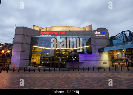 Symphony Hall & genommen in Centenary Square im Stadtzentrum von Birmingham in der Nacht mit Lichtern auf ICC-Birmingham Stockfoto