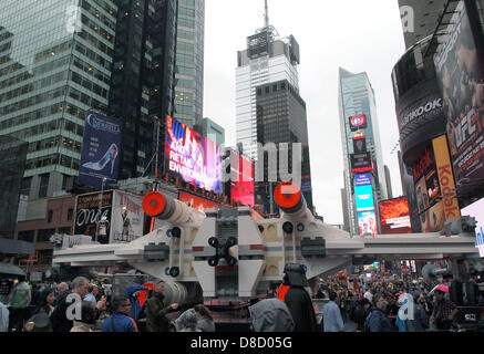 Eine realistische Nachbildung des einen X-Wing Fighter des Films "Star Wars" von Lego gemacht wird am Times Square in New York, USA, 24. Mai 2013 vorgestellt. 32 Leute arbeiteten zusammen für vier Monate, um die Kämpfer mit mehr als 5 Millionen Lego-Steinen zu bauen. Foto: Daniel Schnettler Stockfoto