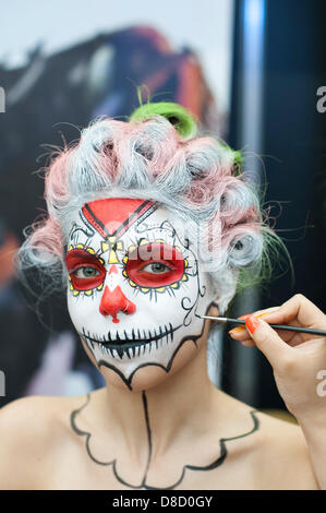 Make-up-Künstler, Suhyun Kang, 28, aus der London machen Up Schule, malt eine Modellfläche auf der Great British Tattoo Show. Stockfoto