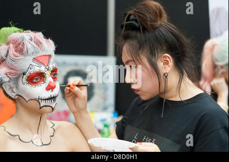 Make-up-Künstler, Suhyun Kang, 28, aus der London machen Up Schule, malt eine Modellfläche auf der Great British Tattoo Show. Stockfoto