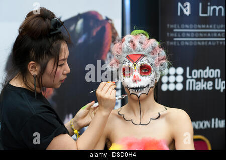 Make-up-Künstler, Suhyun Kang, 28, aus der London machen Up Schule, malt eine Modellfläche auf der Great British Tattoo Show. Stockfoto