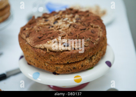 Hausgemachte leckere Biskuitkuchen bei einem Sommerschicksal in England Stockfoto