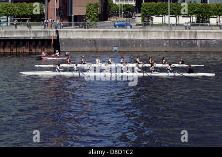 Glasgow, Schottland, Großbritannien, Samstag, 25th. Mai 2013. Die Teilnehmer stehen am Start des 1st VIII female Scottish Boat Race zwischen der University of Glasgow (Hintergrund) und der University of Edinburgh (Vordergrund) mit Katherine Grainger CBE, die das Rennen vom Rettungsboot auf dem River Clyde an der Broomielaw im Stadtzentrum startet Stockfoto