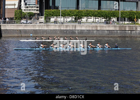 Glasgow, Schottland, Großbritannien, Samstag, 25th. Mai 2013. Die Teilnehmer stehen am Start des 1st VIII Male Scottish Boat Race zwischen der University of Glasgow (Hintergrund) und der University of Edinburgh (Vordergrund) auf dem River Clyde an der Broomielaw im Stadtzentrum Stockfoto