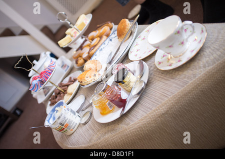 Traditioneller englischer britischer hausgemachter Nachmittagstee zu Hause Stockfoto