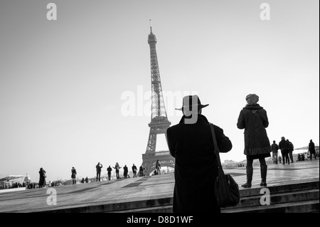 Touristen fotografieren den Eiffelturm Place du Trocadéro in Paris, Frankreich. Stockfoto