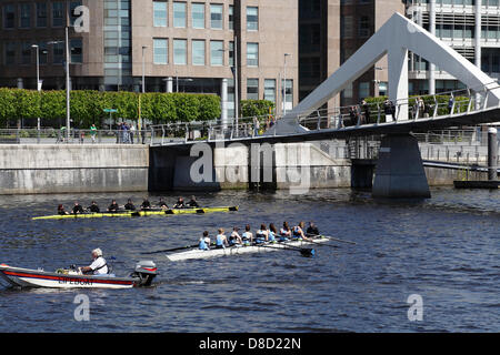 Glasgow, Schottland, Großbritannien, Samstag, 25th. Mai 2013. Teilnehmer vor dem Start des weiblichen Scottish Boat Race zwischen der University of Glasgow (Hintergrund) und der University of Edinburgh (Vordergrund) auf dem River Clyde an der Broomielaw neben der Tradestone Bridge im Stadtzentrum Stockfoto