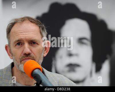 Künstler und Fotograf Anton Corbijn stellt auf einer Pressekonferenz zur Eröffnung der Ausstellung "Anton Corbijn - nach innen und aufwärts" vor einem Porträt von Mick Jagger im Kunstmuseum Bochum in Bochum, Deutschland, 25. Mai 2013. Die Ausstellung ist vom 25 Mai bis 28. Juli 2013 geöffnet. Foto: JONAS GÜTTLER Stockfoto