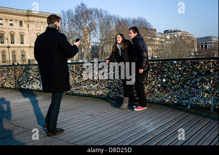 paar beim Fotografieren auf Pont des Arts. Stockfoto