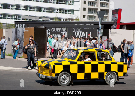 Gelbe und schwarze Schachbrett gemalt Trabant 601 Limousine Stockfoto