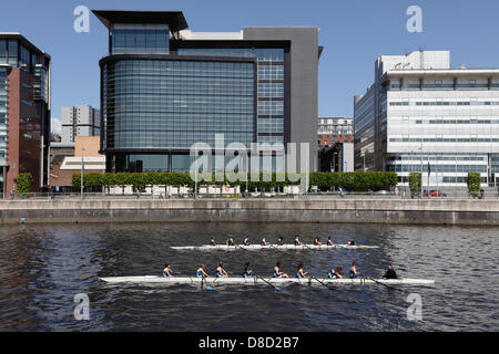 Glasgow, Schottland, Großbritannien, Samstag, 25. Mai 2013. Die Teilnehmer stehen am Start des 1st VIII weiblichen Scottish Boat Race zwischen der University of Glasgow in schwarzen Westen und der University of Edinburgh in blauen Westen auf dem River Clyde an der Broomielaw im Stadtzentrum Stockfoto