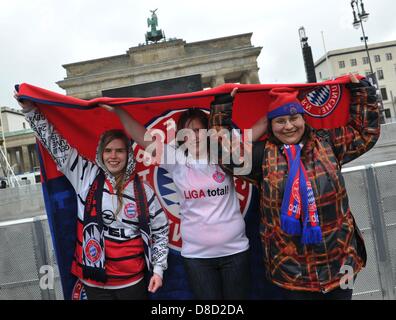 Fans des FC Bayern München (L-R) Louisa, Jacquiline und Katja stehen auf dem Gelände einer public-Viewing-Veranstaltung (Fan-Meile) des UEFA-Champions-League-Endspiels und Zuflucht vor dem Regen unter einer Decke in Berlin, Deutschland, 25. Mai 2013. Borussia Dortmund steht vor FC Bayern München in die UEFA Champions League-Fußball-Finale in London am 25. Mai 2013. Foto: Paul Zinken Stockfoto