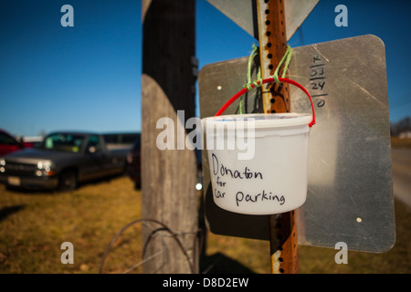 Amish an der jährlichen Frühlings-Schlamm-Verkauf und Versteigerung in Gordonville, PA, die Vorteile die lokalen Feuer Unternehmen. Stockfoto