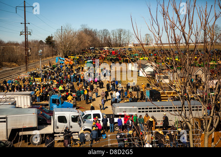 Amish an der jährlichen Frühlings-Schlamm-Verkauf und Versteigerung in Gordonville, PA, die Vorteile die lokalen Feuer Unternehmen. Stockfoto