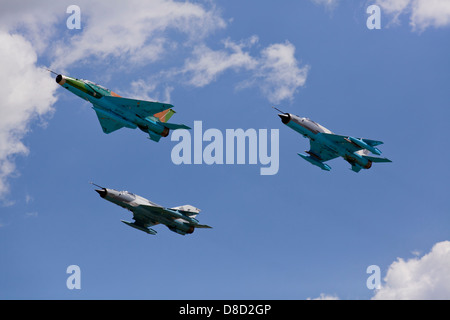 Nahaufnahme des Kampfjet-Flugzeuge in Bildung auf einem blauen Himmel Stockfoto