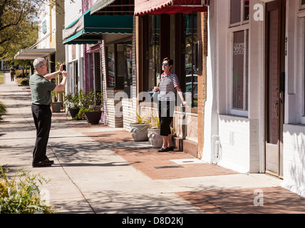 Paar Verkaufsoffener Front Street, historisches Viertel Georgetown, SC Stockfoto